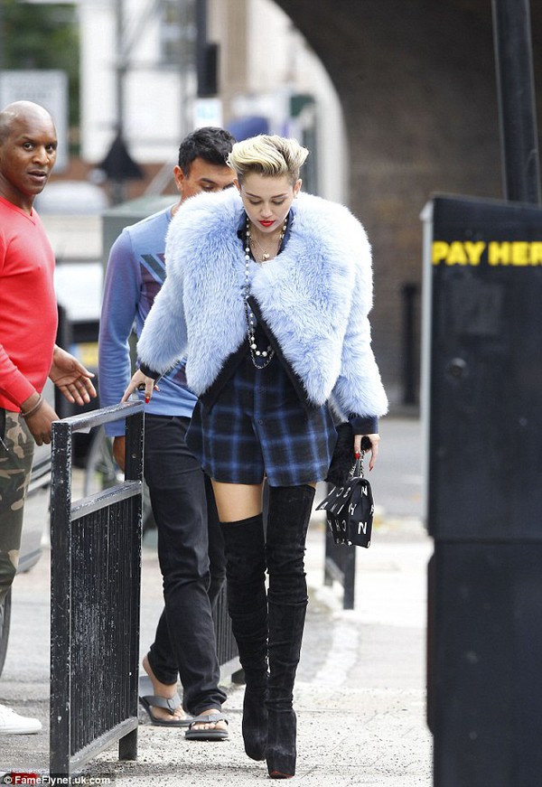 Miley lăng xê nhiệt tình 4 kiểu giày "hot" nhất 2013  22