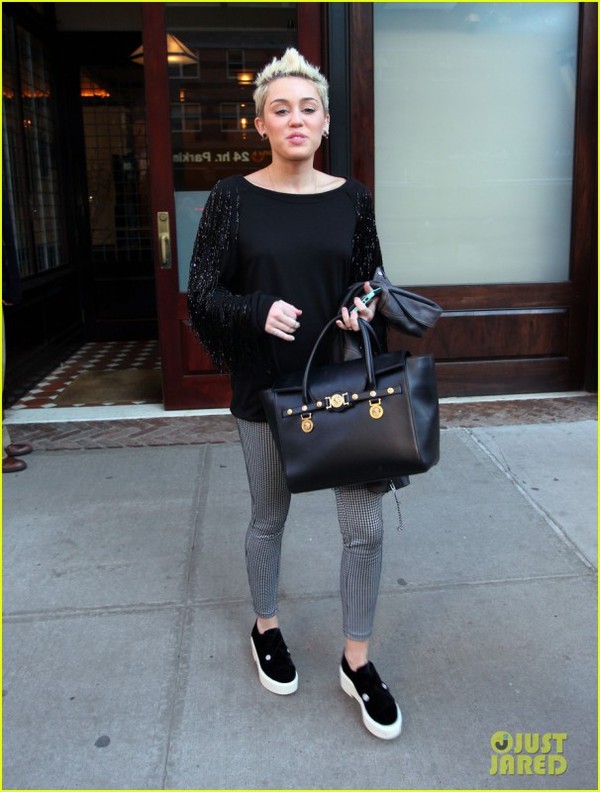 Miley lăng xê nhiệt tình 4 kiểu giày "hot" nhất 2013  6