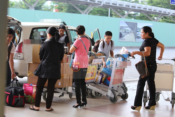 Quang Anh bịn rịn chia tay bạn bè và fan tại sân bay Tân Sơn Nhất 1