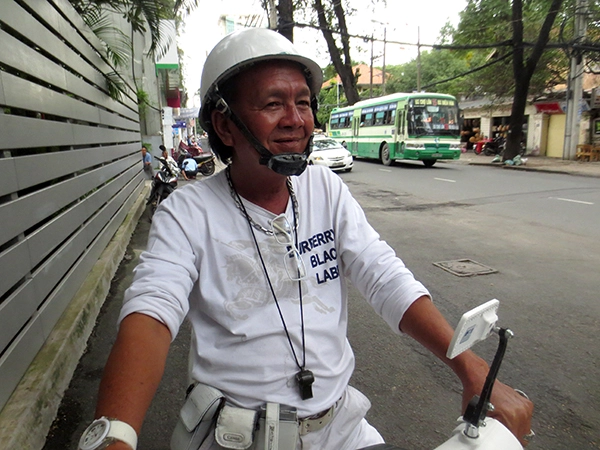 Người xe ôm có phong cách toàn trắng "độc" nhất Sài Gòn 2