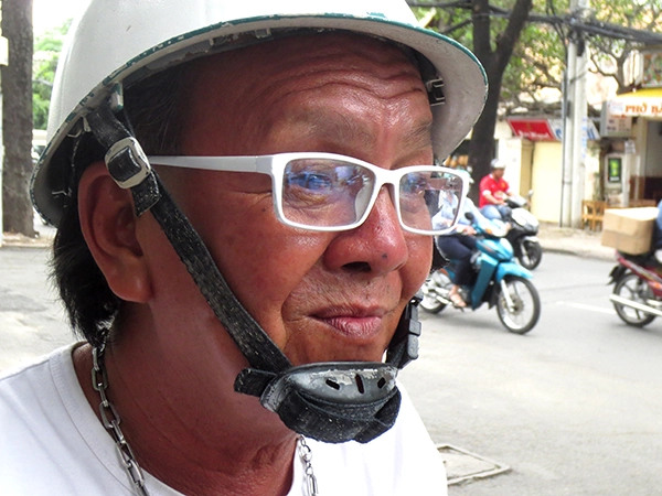 Người xe ôm có phong cách toàn trắng "độc" nhất Sài Gòn 9