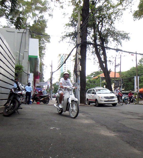 Người xe ôm có phong cách toàn trắng "độc" nhất Sài Gòn 13