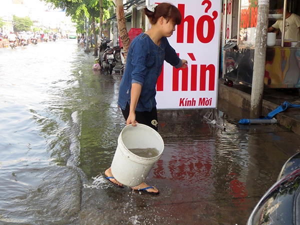 Sinh hoạt của người dân Sài Gòn bị đảo lộn vì thủy triều dâng 3