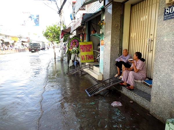 Sinh hoạt của người dân Sài Gòn bị đảo lộn vì thủy triều dâng 7