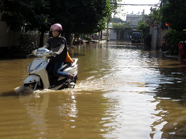 Sinh hoạt của người dân Sài Gòn bị đảo lộn vì thủy triều dâng 14