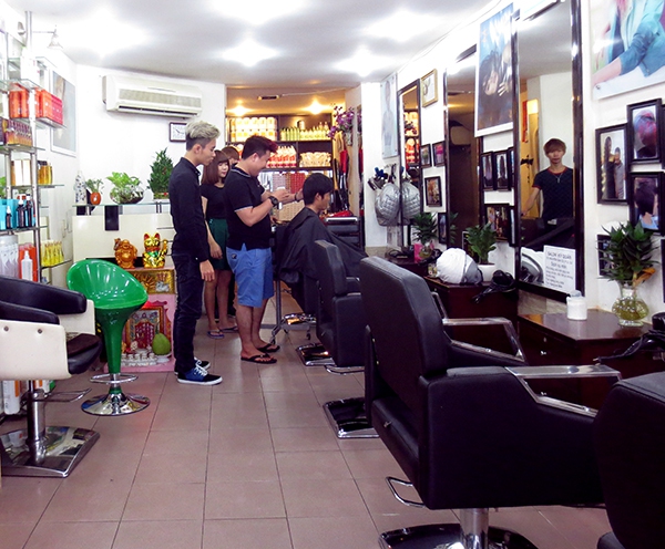 Chàng trai 8X dạy nghề và cắt tóc miễn phí cho người nghèo ở Sài Gòn 2