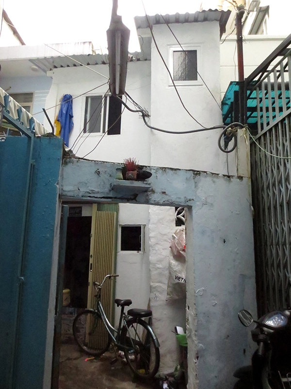 Sài Gòn: 8 người sống chen chúc trong căn nhà rộng 2,4m2 2