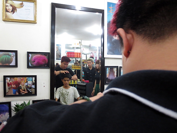 Chàng trai 8X dạy nghề và cắt tóc miễn phí cho người nghèo ở Sài Gòn 10