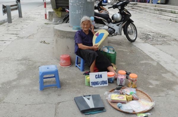 Niềm vui mới của b&agrave; l&atilde;o c&ocirc; độc trong ng&ocirc;i nh&agrave; trọ &ldquo;ổ chuột&rdquo; ở H&agrave; Nội 1