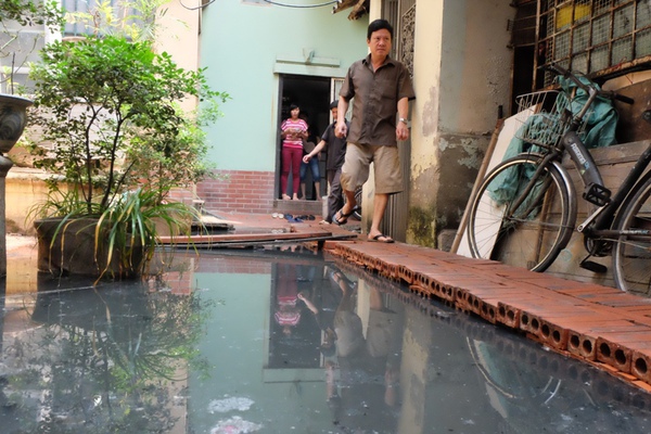 Nhiều hộ dân ở Hà Nội sống chung với nước cống hôi thối 2