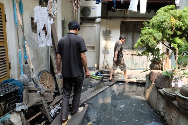 Nhiều hộ dân ở Hà Nội sống chung với nước cống hôi thối 3