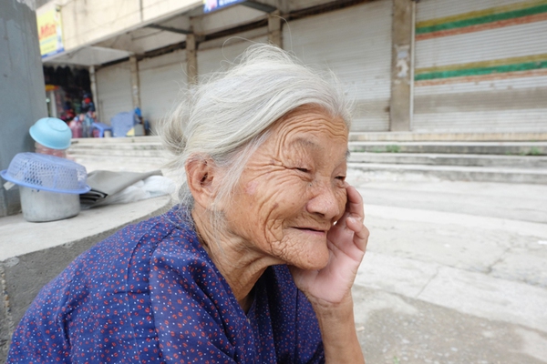 Niềm vui mới của bà lão cô độc trong ngôi nhà trọ “ổ chuột” ở Hà Nội 6