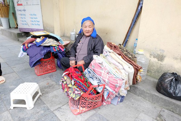 B&agrave; l&atilde;o gần 40 năm ăn, ngủ vỉa h&egrave; H&agrave; Nội v&agrave; mơ ước chết c&oacute; người ch&ocirc;n 1