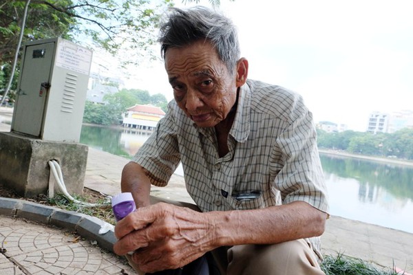 Cụ ông 76 tuổi sống cô độc, ngủ ngay cạnh nhà vệ sinh ở Hà Nội 1