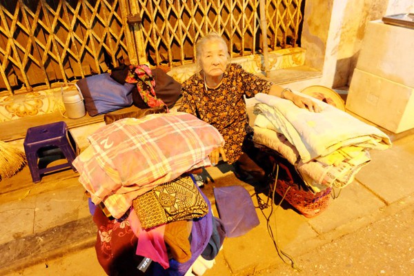 B&agrave; l&atilde;o gần 40 năm ăn, ngủ vỉa h&egrave; H&agrave; Nội v&agrave; mơ ước chết c&oacute; người ch&ocirc;n 10
