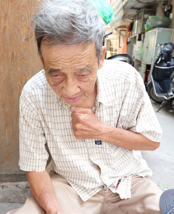 Cụ ông 76 tuổi sống cô độc, ngủ ngay cạnh nhà vệ sinh ở Hà Nội 7
