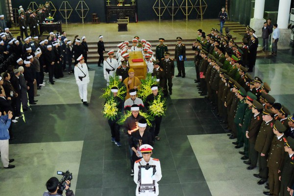Người thân khóc ngất trong tang lễ thượng úy công an bị thanh sắt rơi tử vong 13
