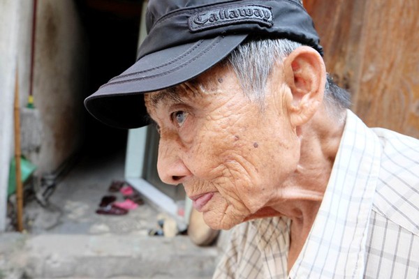 Cụ ông 76 tuổi sống cô độc, ngủ ngay cạnh nhà vệ sinh ở Hà Nội 9