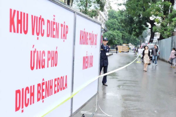 Cận cảnh thử nghiệm quy trình tiếp nhận bệnh nhân Ebola ở Việt Nam 14