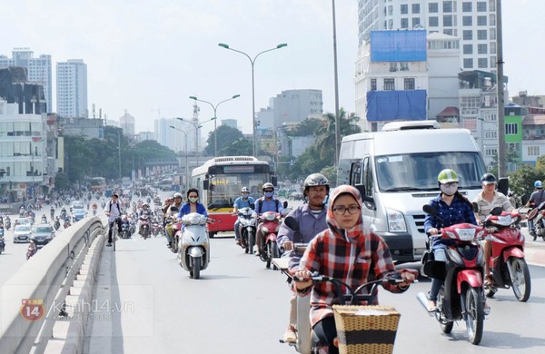 M&ugrave;a đ&ocirc;ng, người H&agrave; Nội vẫn phải k&ecirc;u trời v&igrave; nắng gắt 12
