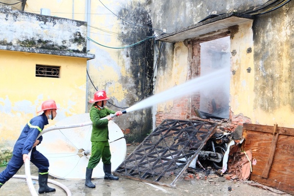 Cháy lớn tại kho gỗ sau Trung tâm Khí tượng thủy văn Quốc gia 2