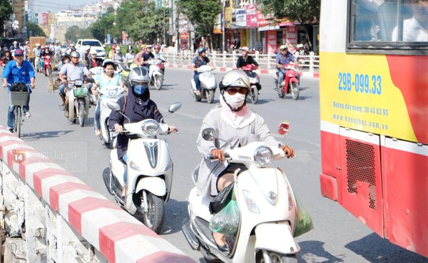 M&ugrave;a đ&ocirc;ng, người H&agrave; Nội vẫn phải k&ecirc;u trời v&igrave; nắng gắt 13