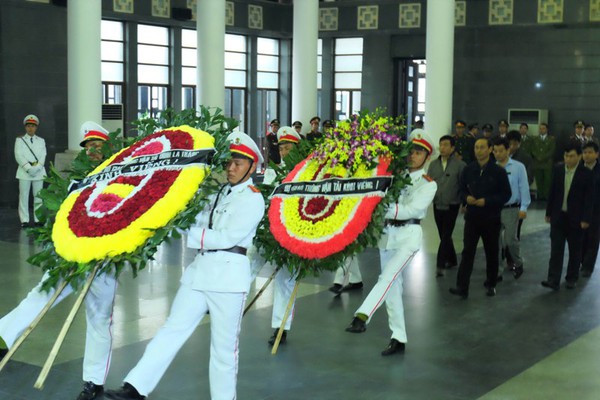 Người thân khóc ngất trong tang lễ thượng úy công an bị thanh sắt rơi tử vong 4