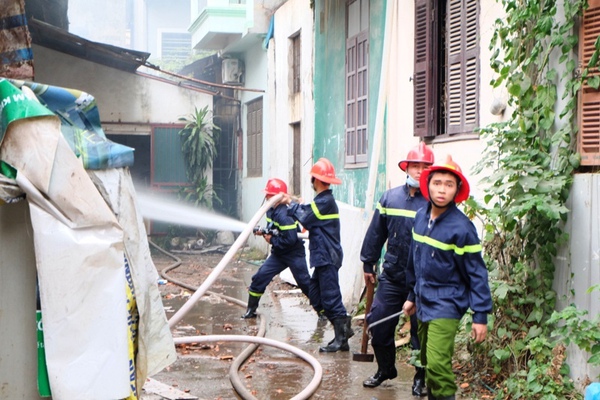 Cháy lớn tại kho gỗ sau Trung tâm Khí tượng thủy văn Quốc gia 4