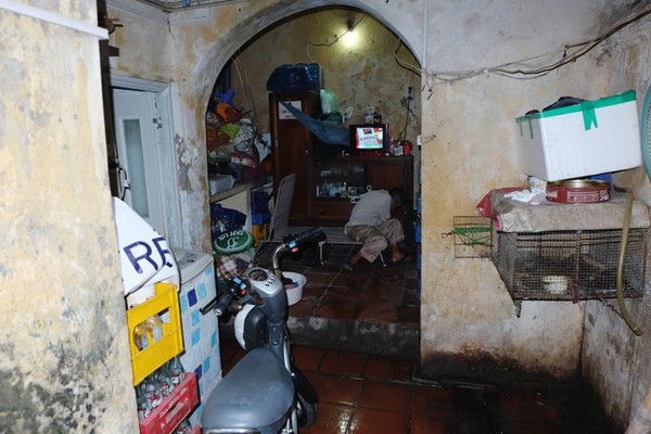Cụ ông 76 tuổi sống cô độc, ngủ ngay cạnh nhà vệ sinh ở Hà Nội 3