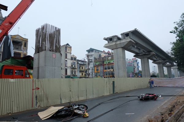 Gi&acirc;y ph&uacute;t h&atilde;i h&ugrave;ng của cặp vợ chồng bị thanh th&eacute;p đường tr&ecirc;n cao rơi tr&uacute;ng người 4