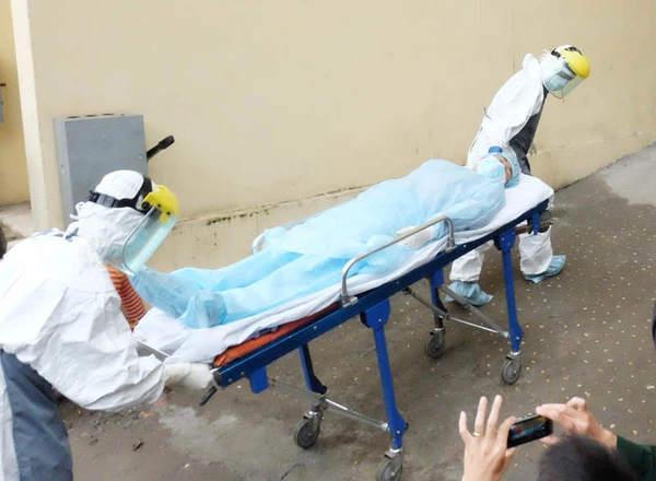 Cận cảnh thử nghiệm quy trình tiếp nhận bệnh nhân Ebola ở Việt Nam 4