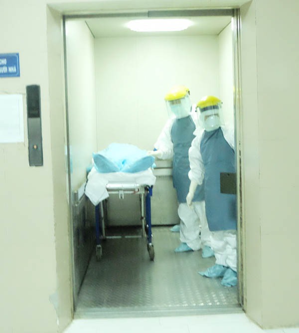 Cận cảnh thử nghiệm quy trình tiếp nhận bệnh nhân Ebola ở Việt Nam 5