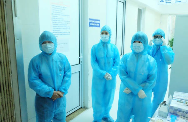 Cận cảnh thử nghiệm quy trình tiếp nhận bệnh nhân Ebola ở Việt Nam 13 Cận cảnh thử nghiệm quy trình tiếp nhận bệnh nhân Ebola ở Việt Nam 13