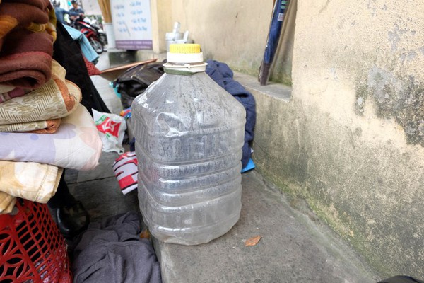 B&agrave; l&atilde;o gần 40 năm ăn, ngủ vỉa h&egrave; H&agrave; Nội v&agrave; mơ ước chết c&oacute; người ch&ocirc;n 7