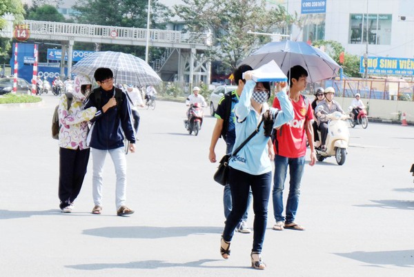 M&ugrave;a đ&ocirc;ng, người H&agrave; Nội vẫn phải k&ecirc;u trời v&igrave; nắng gắt 8