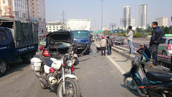 Hà Nội: Ô tô Mercedes bị xe tải tông vỡ nát đuôi ở đường trên cao  1