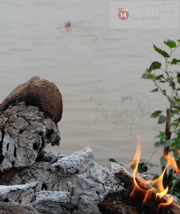 Người Hà Nội vẫn tắm ở bãi giữa sông Hồng trong ngày giá rét 9