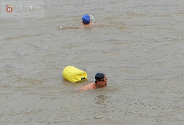 Người Hà Nội vẫn tắm ở bãi giữa sông Hồng trong ngày giá rét 10