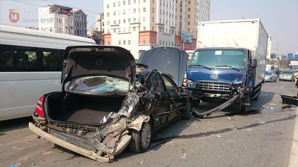 Hà Nội: Ô tô Mercedes bị xe tải tông vỡ nát đuôi ở đường trên cao  2