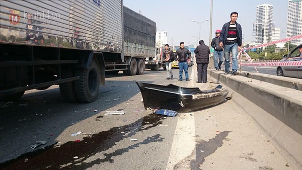 Hà Nội: Ô tô Mercedes bị xe tải tông vỡ nát đuôi ở đường trên cao  5