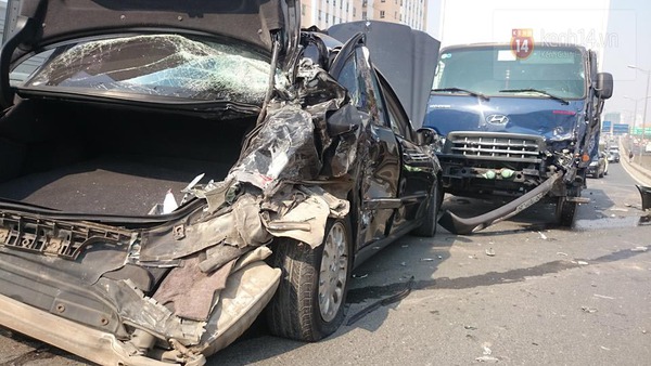 Hà Nội: Ô tô Mercedes bị xe tải tông vỡ nát đuôi ở đường trên cao  4