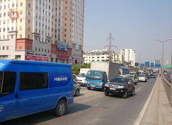 H&agrave; Nội: &Ocirc; t&ocirc; Mercedes bị xe tải t&ocirc;ng vỡ n&aacute;t đu&ocirc;i ở đường tr&ecirc;n cao  7