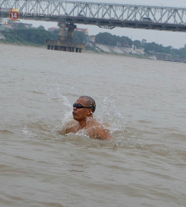 Người Hà Nội vẫn tắm ở bãi giữa sông Hồng trong ngày giá rét 5
