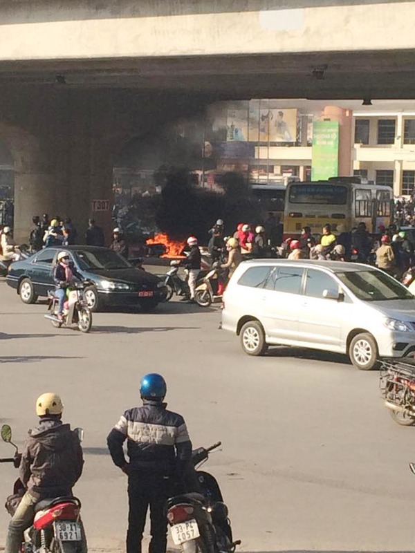 Hà Nội: Hàng trăm người vây quanh chiếc xe Attila đang cháy ngùn ngụt 1
