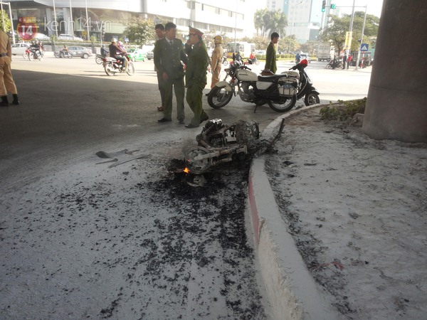 Hà Nội: Hàng trăm người vây quanh chiếc xe Attila đang cháy ngùn ngụt 3