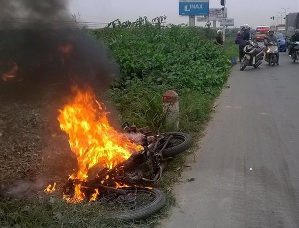 Hà Nội: Khách Tây hú vía vì xe máy tự dưng bốc cháy 1