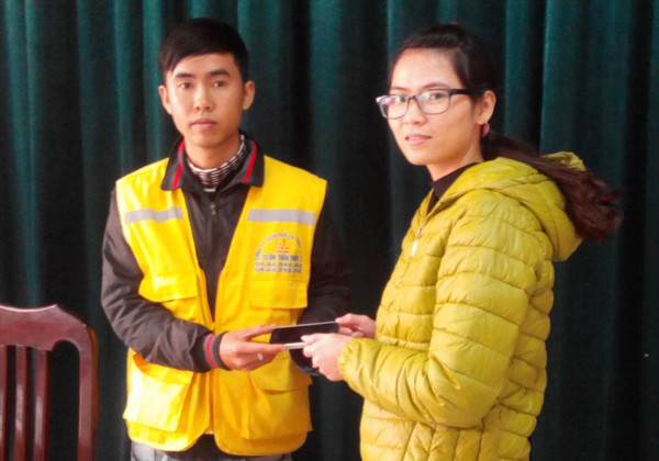 Hà Nội: Chàng trai trẻ lái xe ôm trả lại iPhone 5 cho người đánh rơi 1