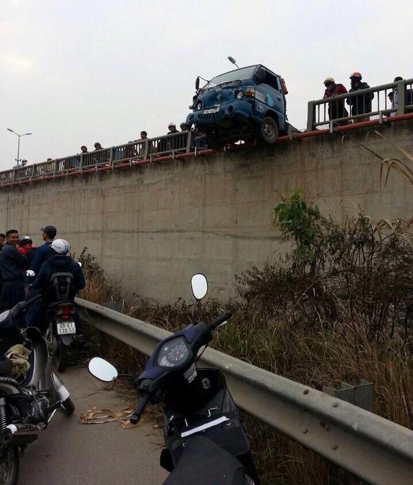 Hà Nội: Xe tải tông nát xe máy, húc văng thành cầu Thanh Trì 3