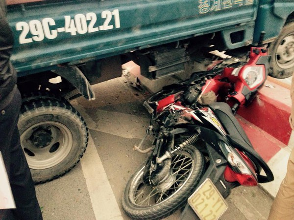 Hà Nội: Xe tải tông nát xe máy, húc văng thành cầu Thanh Trì 5