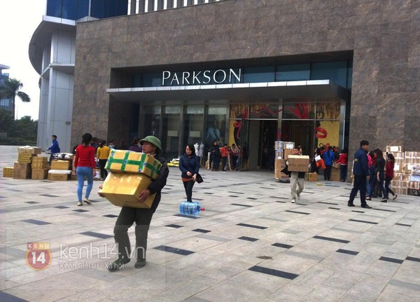 Nhiều gian hàng thiệt hại tiền tỷ sau khi Parkson Keangnam thông báo đóng cửa 13